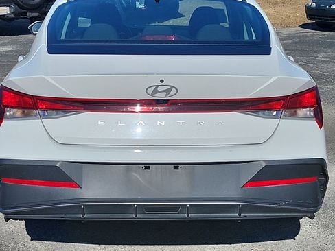Used 2024 Hyundai Elantra SEL image 17