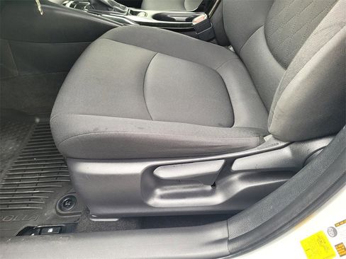 Used 2021 Toyota Corolla LE image 14