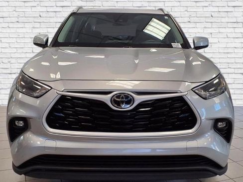 Used 2023 Toyota Highlander XLE image 2