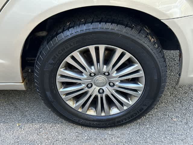 Used 2014 Chrysler Town & Country Touring-L FWD image 5