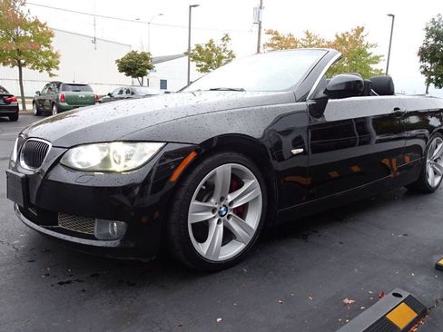 Used 2010 BMW 335i Convertible image 4