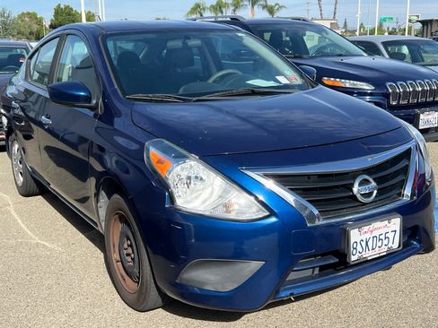 Used 2018 Nissan Versa SV FWD image 3