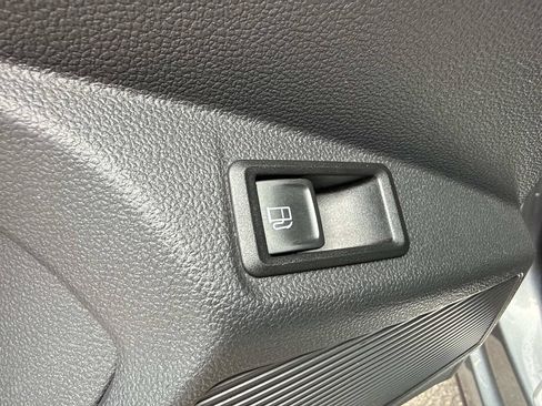 Used 2022 Volkswagen Taos SE w/ Panoramic Sunroof Package FWD image 21