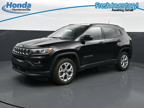 Used 2025 Jeep Compass Latitude AWD/4WD image 4