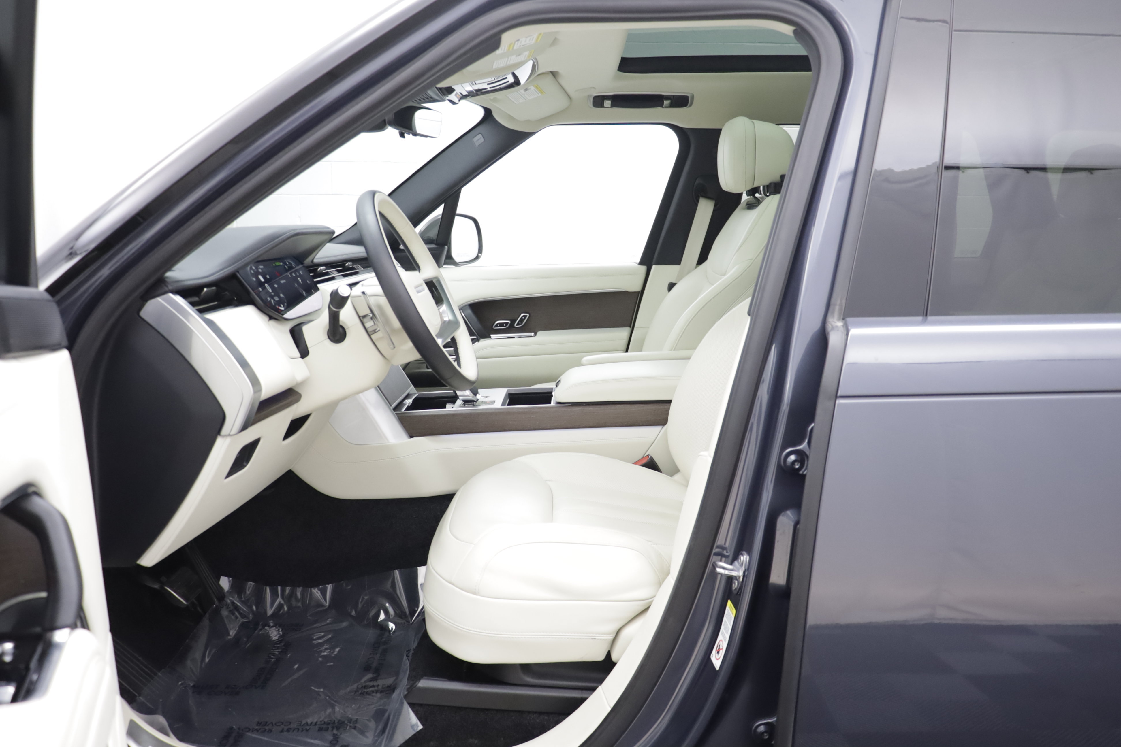 Certified 2025 Land Rover Range Rover SE AWD/4WD image 5