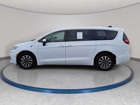 Used 2023 Chrysler Pacifica Touring-L FWD image 8