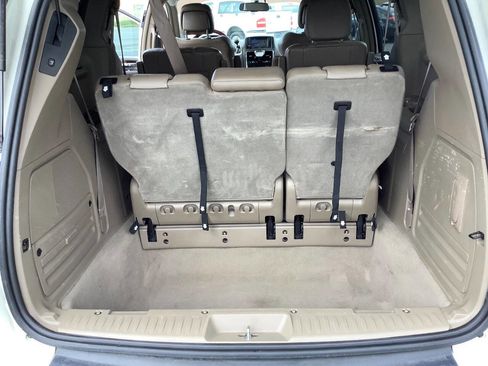 Used 2012 Chrysler Town & Country Limited image 33