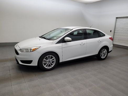 Used 2017 Ford Focus SE FWD image 2