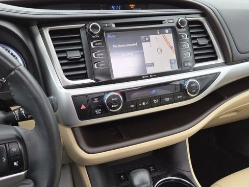 Used 2015 Toyota Highlander XLE image 19