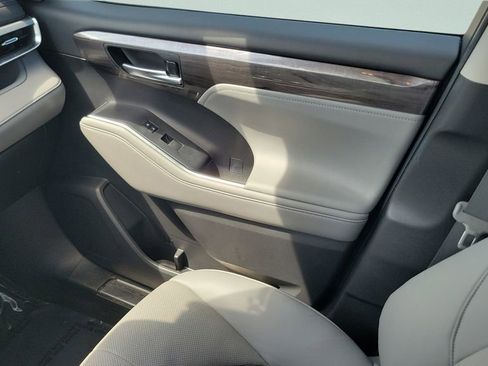 Used 2022 Toyota Highlander Platinum FWD image 13