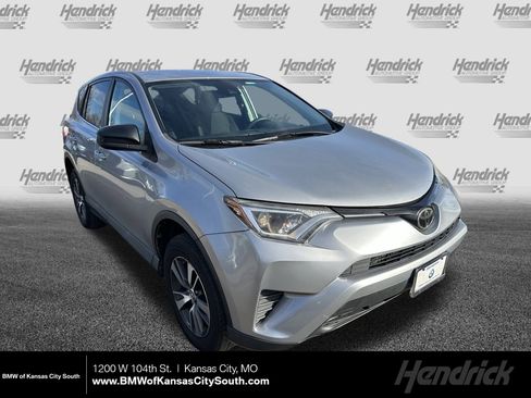 Used 2018 Toyota RAV4 LE image 1