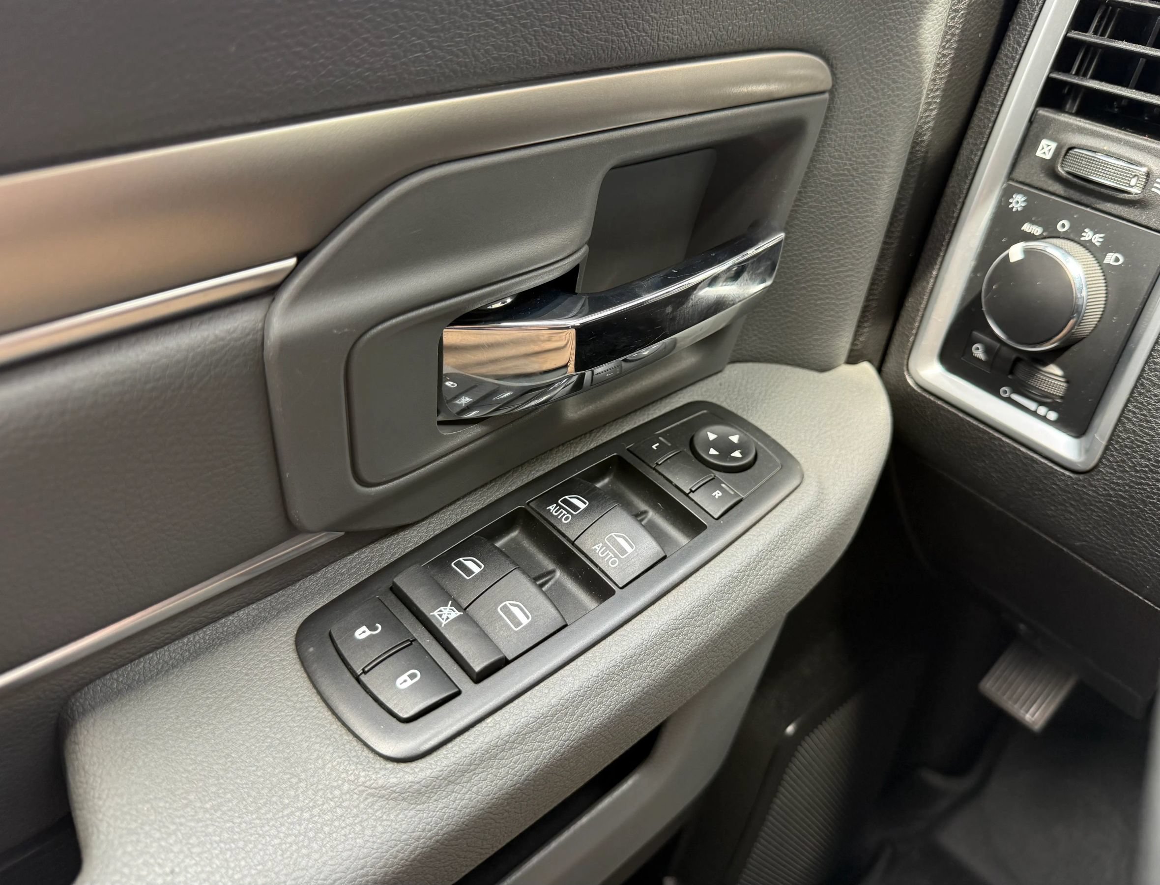 Used 2018 RAM 2500 SLT AWD/4WD image 22