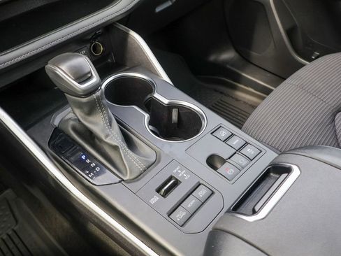 Used 2024 Toyota Highlander LE image 16