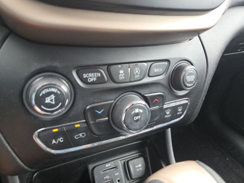 Used 2017 Jeep Cherokee Latitude w/ Safety/Convenience Group AWD/4WD image 20