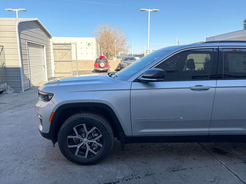 New 2025 Jeep Grand Cherokee Limited w/ Luxury Tech Group II image 10