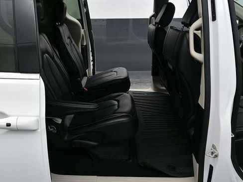 Used 2023 Chrysler Pacifica Touring-L image 9