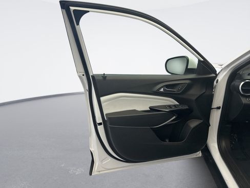Used 2025 Chevrolet Trax LT w/ LT Convenience Package FWD image 9