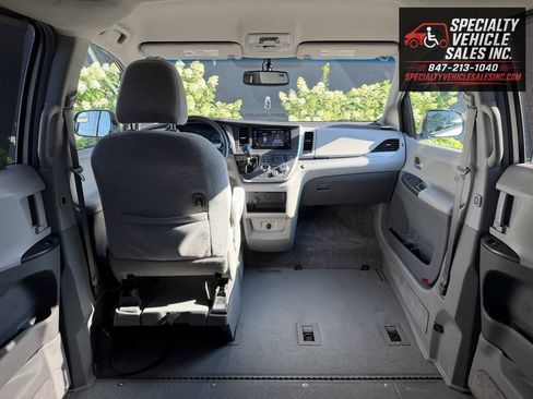 Used 2016 Toyota Sienna LE FWD image 27