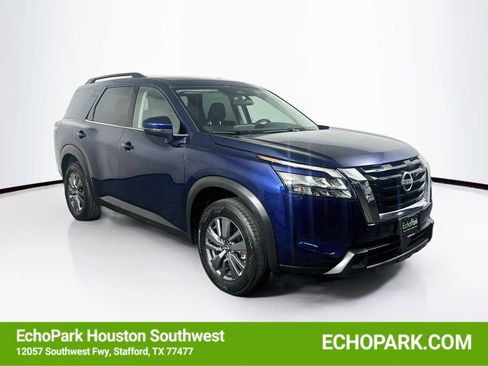 Used 2025 Nissan Pathfinder SV FWD image 1
