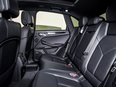 Certified 2025 Porsche Macan image 17