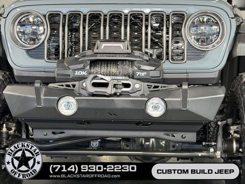 Used 2025 Jeep Wrangler Unlimited Rubicon 4xe w/ Convenience Group AWD/4WD image 4