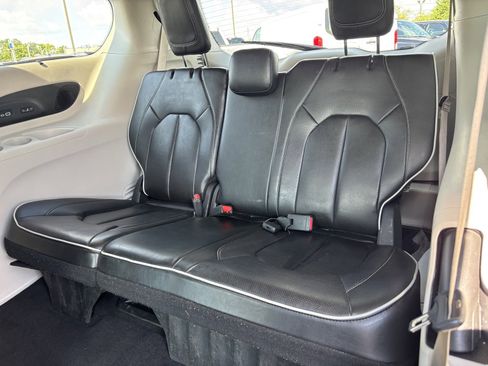 Used 2022 Chrysler Pacifica Limited image 17