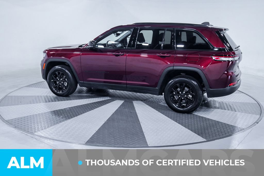 Used 2025 Jeep Grand Cherokee Altitude AWD/4WD image 4