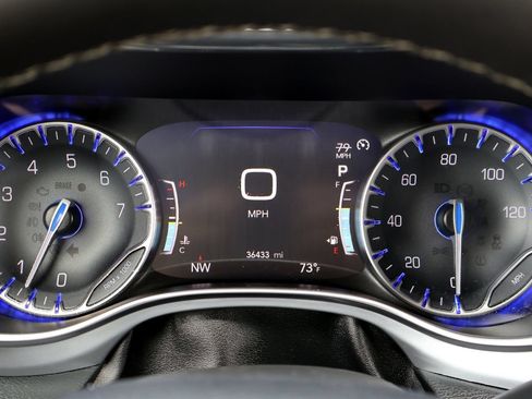 Used 2025 Chrysler Pacifica Limited FWD image 29