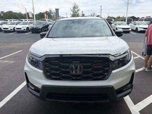 Used 2024 Honda Passport TrailSport image 2