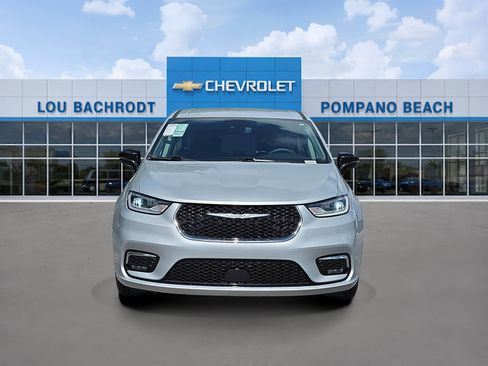 Used 2024 Chrysler Pacifica Touring-L image 2