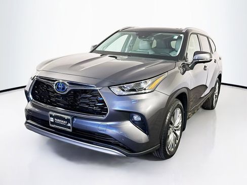 Used 2024 Toyota Highlander Platinum AWD/4WD image 2