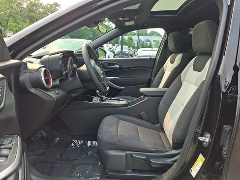 Used 2024 Chevrolet Trax RS w/ Sunroof Package FWD image 13