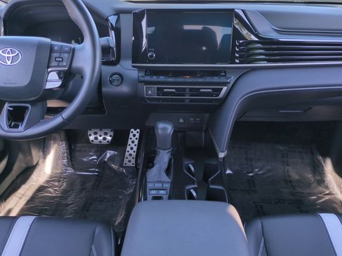 Used 2025 Toyota Camry SE image 11