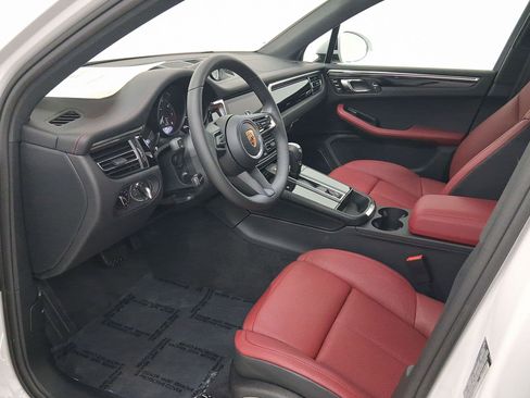 New 2026 Porsche Macan image 4