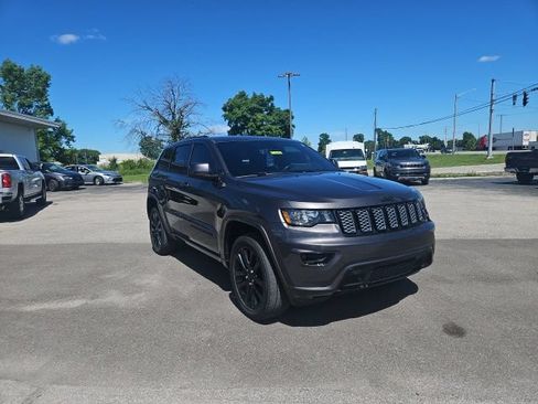 Used 2020 Jeep Grand Cherokee Altitude AWD/4WD image 4