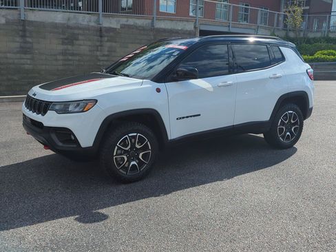 Used 2025 Jeep Compass Trailhawk AWD/4WD image 3