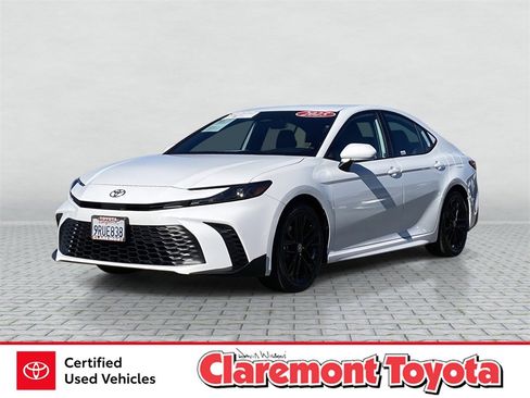 Certified 2025 Toyota Camry SE image 1