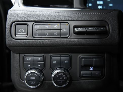 Used 2024 GMC Yukon Denali w/ Advanced Technology Package image 34