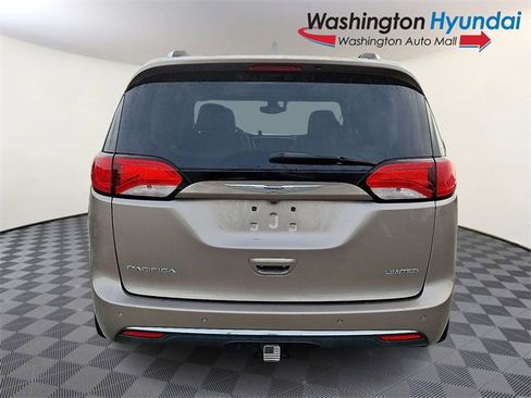 Used 2017 Chrysler Pacifica Limited image 5