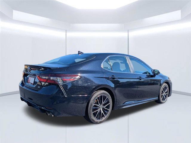 Used 2022 Toyota Camry SE FWD image 3