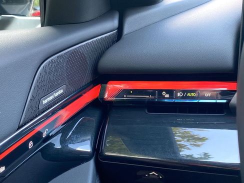 Used 2025 BMW i5 eDrive40i w/ Premium Package image 34