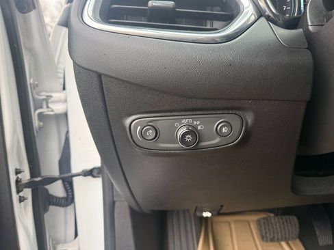 Used 2018 Chevrolet Equinox Premier image 18