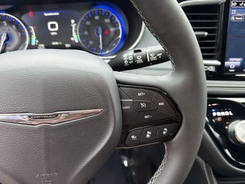 Used 2026 Chrysler Pacifica Limited w/ S Appearance Package FWD image 24