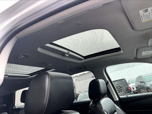 Used 2020 Chevrolet Traverse LT w/ LT Premium Package image 23