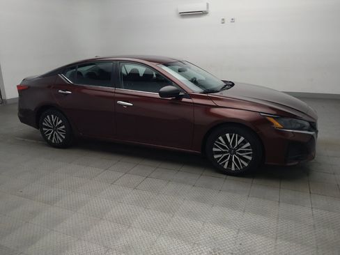 Used 2024 Nissan Altima 2.5 SV FWD image 11