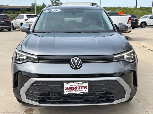 Used 2025 Volkswagen Taos SE AWD/4WD image 3