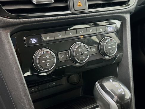 Used 2024 Volkswagen Taos SE image 23