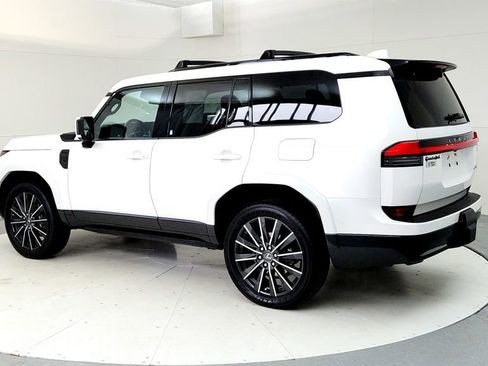 Used 2024 Lexus GX 550 w/ Accessory Package (2T) AWD/4WD image 4