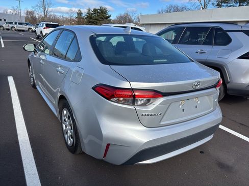 Used 2021 Toyota Corolla LE image 4