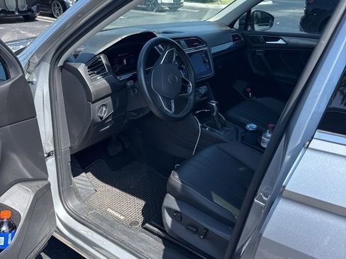 Used 2023 Volkswagen Tiguan SE w/ Panoramic Sunroof Package FWD image 5